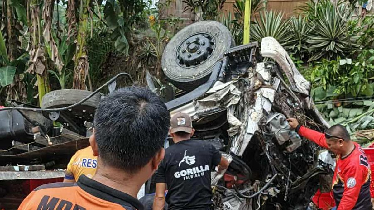 Mag-asawa, Sugatan Matapos Tumagilid ang Sinasakyang Wing Van sa Bukidnon